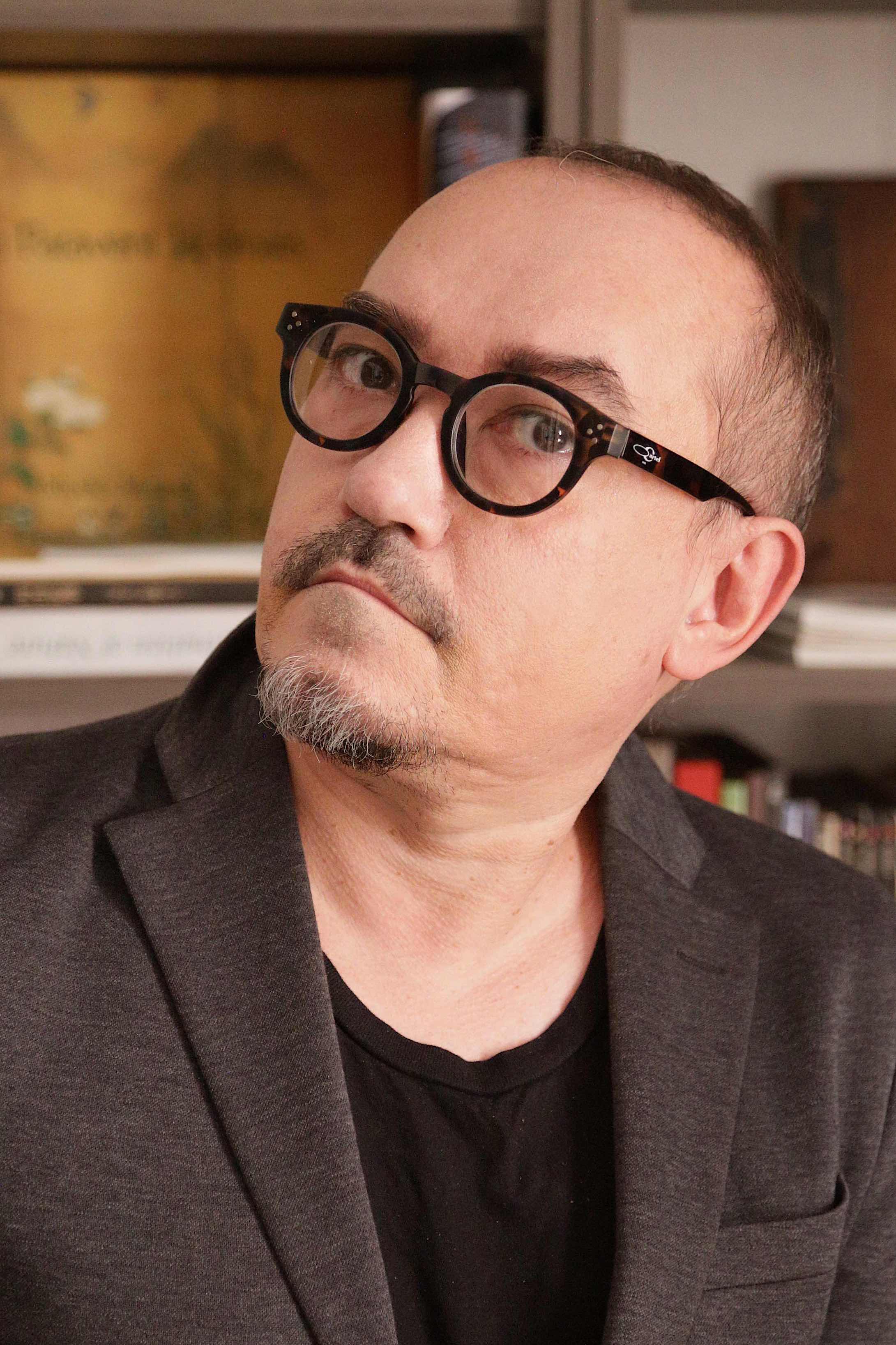 Portrait studio de Alain Escalle, [réalisateu/Fimmakerr] à [Port-Vendres/Paris/Tokyo]